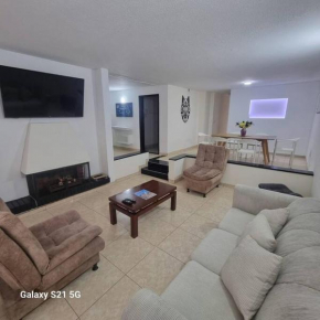 House familie and groups 5 min from the airport